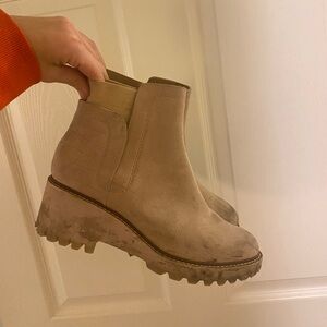 Tan women’s boots size 8